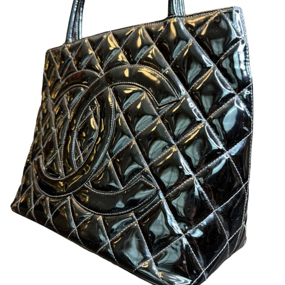 CHANEL Balck Quilted Patent Leather Tote - Picture 2 of 13